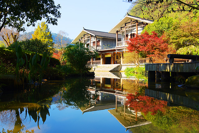 張家界黃龍洞景區(qū)：初冬秋色艷，游客樂(lè)享休閑時(shí)光（組圖）