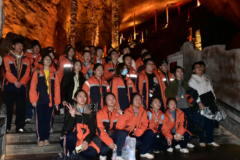 地質(zhì)奇觀與非遺共繪成長(zhǎng)畫卷，黃龍洞景區(qū)迎來冬季研學(xué)游熱潮